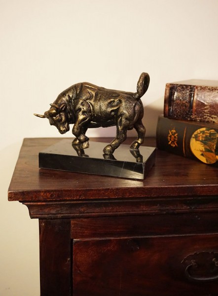 Figur Bulle Börse Skulptur Eisen auf Marmorsockel Dekofigur Stier