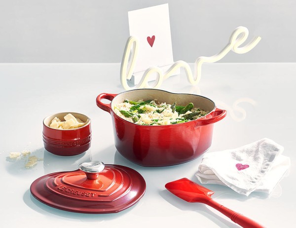 Le Creuset Herzbräter mit Herzknopf Gusseisen Kirschrot