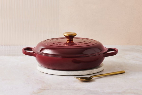 Le Creuset Gourmet-Profitopf Signature Gusseisen Garnet (Rhone) Bordeaux-Rot 30cm