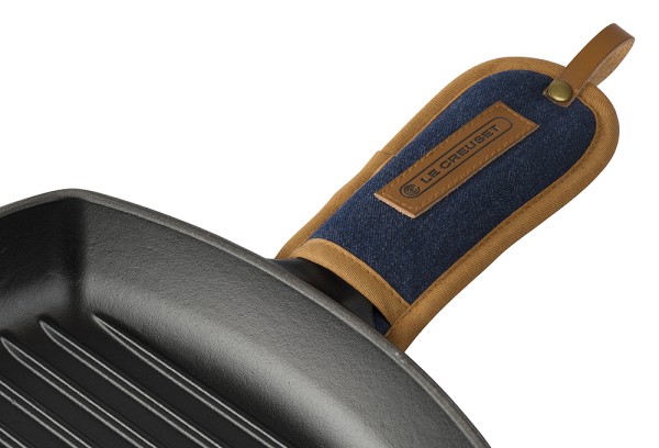 Le Creuset Griffüberzug Denim mit Leder-Logo
