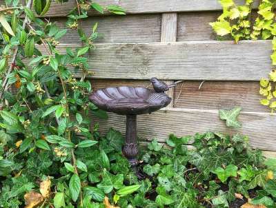 Vogeltränke Aus Gusseisen – 3-in-1 Vogelhaus Mit Futterstation & Badestelle, 96,5 Cm Hoch, Perfekt Für Garten & Hof