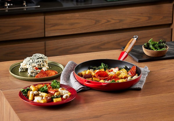 Le Creuset Bratpfanne mit Holzgriff Signature Gusseisen Kirschrot