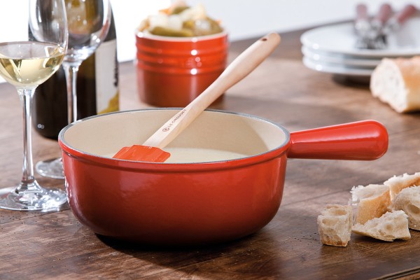 Le Creuset Schwenkkasserolle Caquelon Fonduetopf Gusseisen Kirschrot 20cm