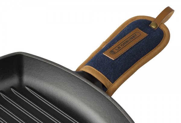 Le Creuset Griffüberzug Denim mit Leder-Logo