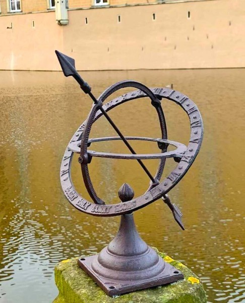 Sonnenuhr auf Standfuß Antik-Stil Gusseisen Braun Gartendeko H 30cm