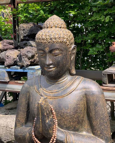 Buddha Figur XXL 150 cm Groß Sitzend Gruß Frostfest Garten Statue Anthrazit-Rost