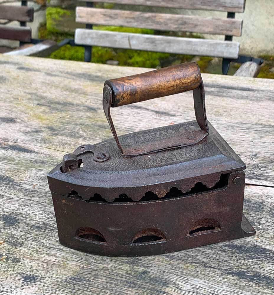 Altes Bügeleisen mit Holzgriff Eisen Vintage Antik-Stil Deko Kohle-Bügeleisen
