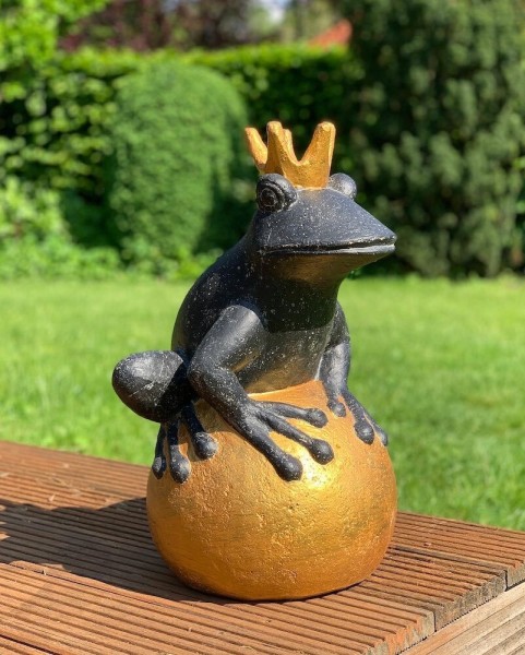 Gartenfigur Froschkönig Groß XXL Figur Frosch Goldene Kugel Guss-Stein 50cm