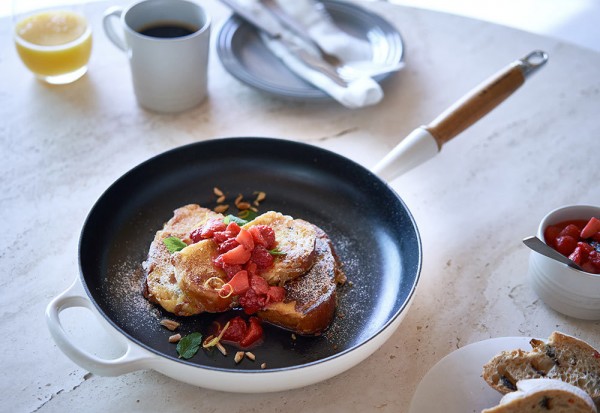 Le Creuset Bratpfanne mit Holzgriff Signature Gusseisen Meringue 28cm