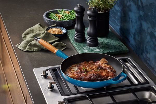 Le Creuset Bratpfanne mit Holzgriff Signature Gusseisen Deep Teal 28cm