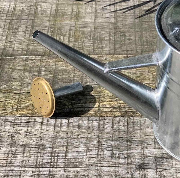 Gießkanne aus Zink Metallgießkanne Vintage-Landhausstil Innen und Außen 1,9 L