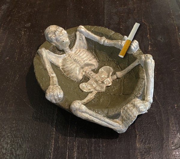 Aschenbecher mit Skelett Halloween Gusseisen Gothic Totenkopf