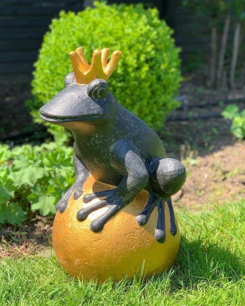 Gartenfigur Froschkönig Groß XXL Figur Frosch Goldene Kugel Guss-Stein 50cm