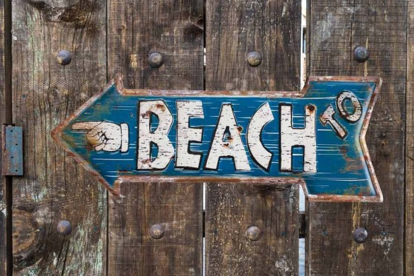 Nostalgie Blechschild TO BEACH Pfeil Wegweiser Strand Vintage Geprägt 50 x 19 cm