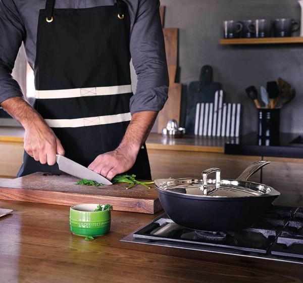 Le Creuset Aluminium Sautépfanne Antihaft mit 2 Ausgießern + Deckel 24cm